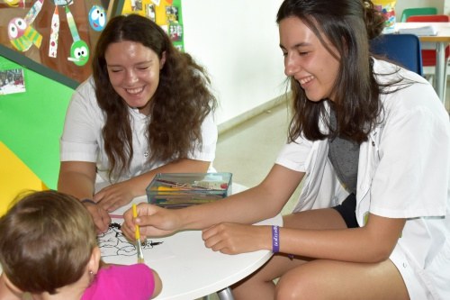 Aquest estiu joves voluntaris destinen el seu temps lliure a fer acompanyament de pacients a la Fundació Althaia