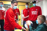 El BAXI Manresa visita els nens i joves ingressats a l’Hospital Sant Joan de Déu en el seu ‘matí solidari’
