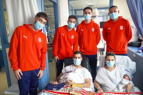 El primer equip del Centre d’Esports Manresa sorprèn els pacients pediàtrics de l’Hospital Sant Joan de Déu