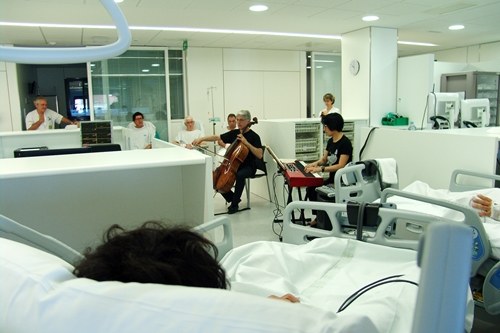 El violoncel·lista Peter Thiemann acosta la música als pacients de la Fundació Althaia