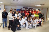 Els jugadors de la Bruixa d’Or fan feliços els nens ingressats a l’Hospital de Sant Joan de Déu de Manresa