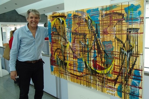 Els vestíbuls de l’Hospital Sant Joan de Déu es consoliden com a espai d’art, ara amb una exposició de l’artista i pediatre Eduardo Mario Navarro