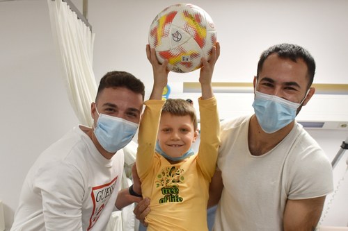 Jugadors del primer equip del Centre d’Esports Manresa reparteixen il·lusió i alegria a l’Hospital Sant Joan de Déu i la Clínica Sant Josep de Manresa