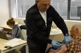 Professionals del CAP Barri Antic i el CAP Les Bases de Manresa acosten la vacuna antigripal a la ciutadania