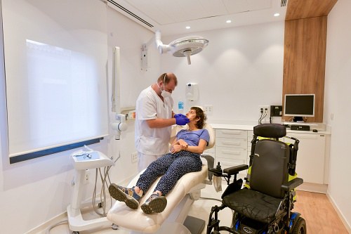 Salut apropa a Manresa el servei d’odontologia a pacients amb diversitat funcional, que s'atenen a l’IOMA de la Clínica Sant Josep