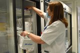 El Servei de Farmàcia d’Althaia lliura una nevera portàtil als pacients que recullen medicació hospitalària que necessita refrigeració